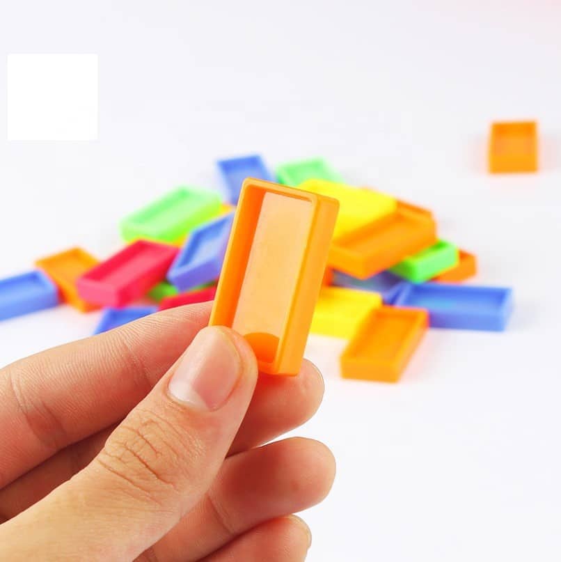 Domino Tog m/lys & lyd (selvkørende legetøjs tog der opstiller domino brikker)