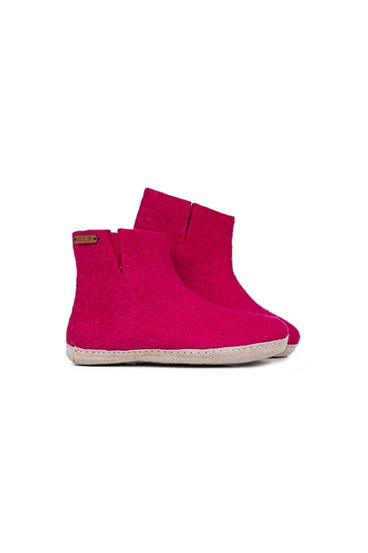 Håndlavede pink uld hjemmesko med høj skaft fra Shus.dk, lavet af 100% New Zealandsk uld, sikrer varme og komfort. Med naturlig skindsål. Dansk design.