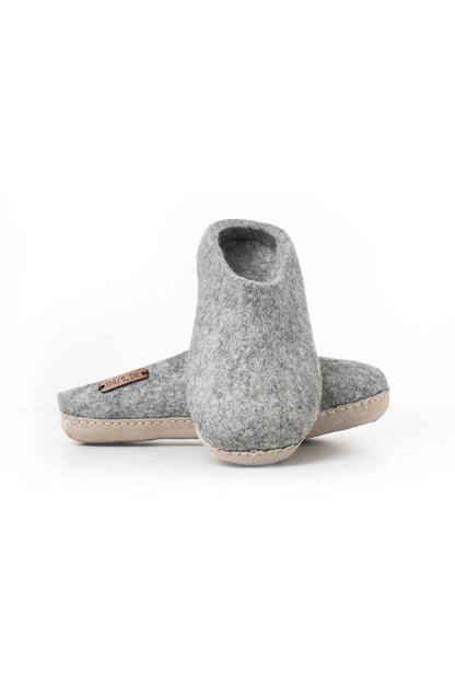 Håndlavede grå uld tøfler fra Shus.dk, lavet af 100% New Zealandsk uld, sikrer varme og komfort. Med skindsål. Dansk design.