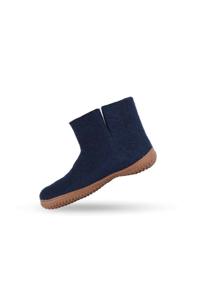 Håndlavede blå uld uldstøvler fra Shus.dk, lavet af 100% New Zealandsk uld, sikrer varme og komfort. Med høj kant og natur gummisål. Dansk design.