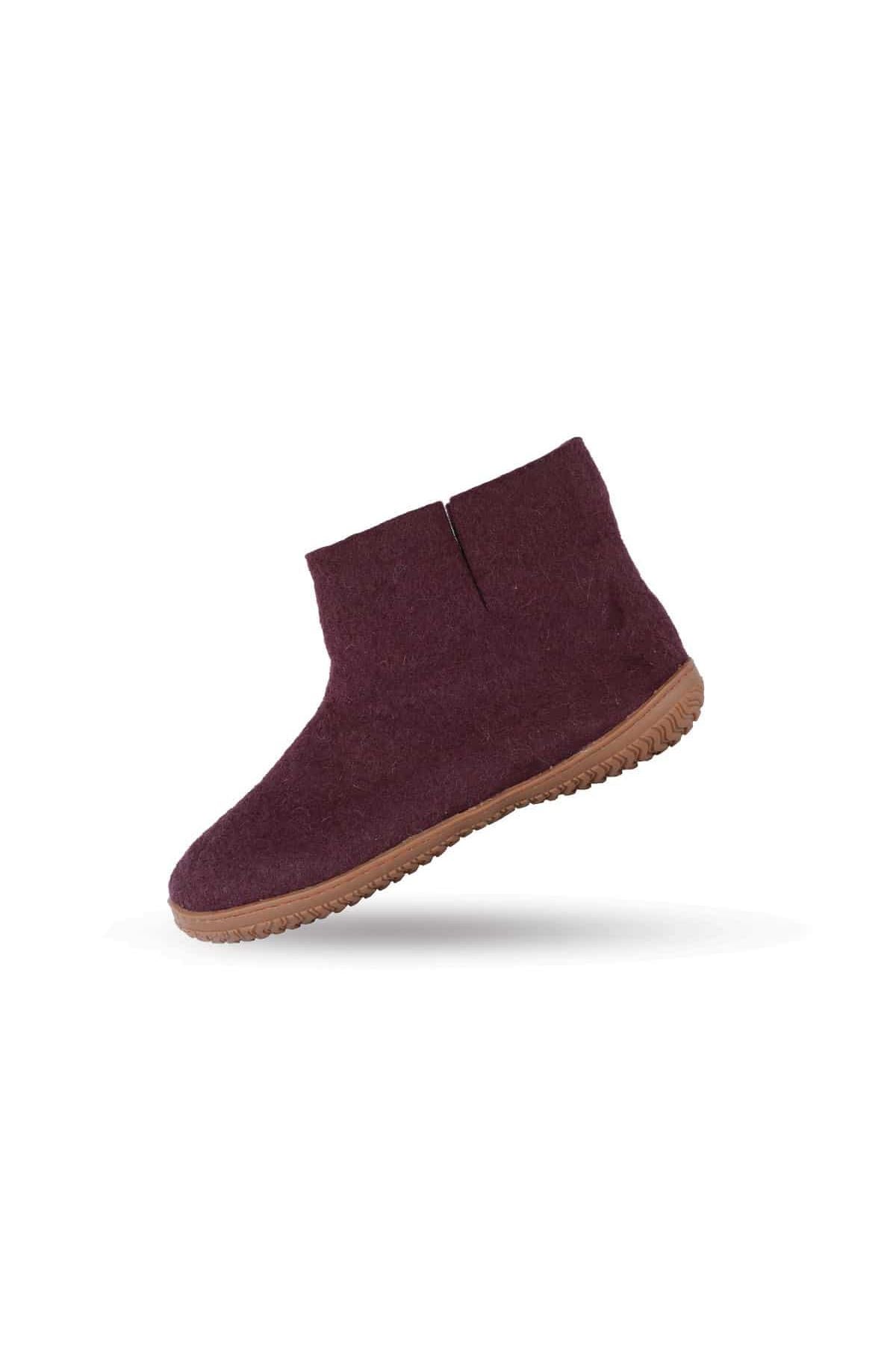 Håndlavede lilla uld støvle fra Shus.dk, lavet af 100% New Zealandsk uld, sikrer varme og komfort. Med høj skaft og natur gummisål. Dansk design.