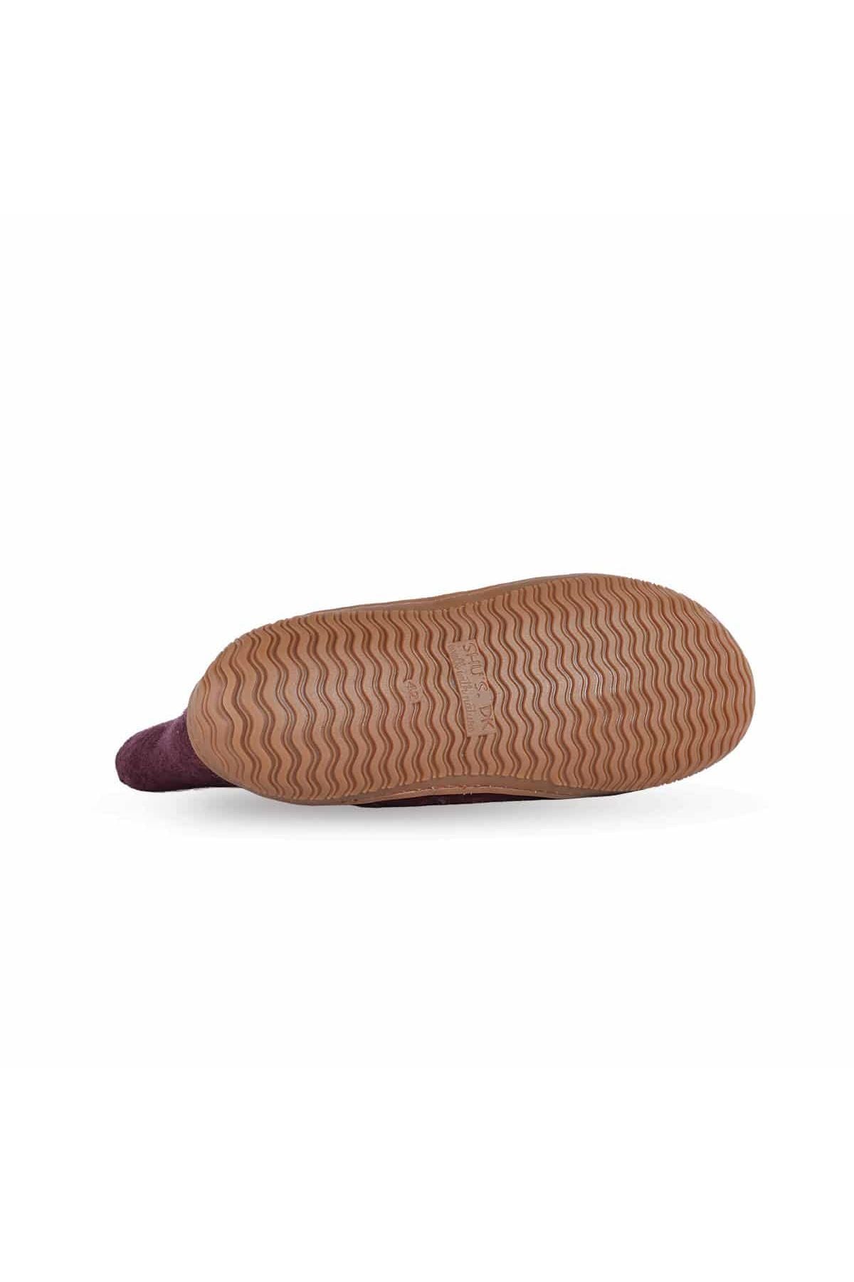 Håndlavede lilla uld støvler fra Shus.dk, lavet af 100% New Zealandsk uld, sikrer varme og komfort. Med høj skaft og natur gummisål. Dansk design.