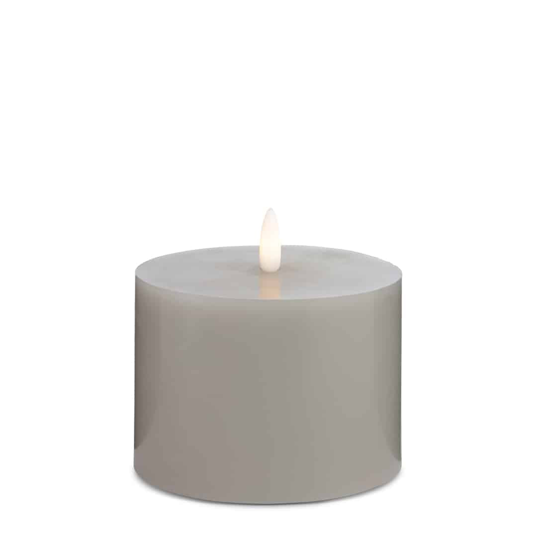 LED Stearinlys - 1 stk. - ø10 x 10 cm - m/3D flamme - (flere farver)