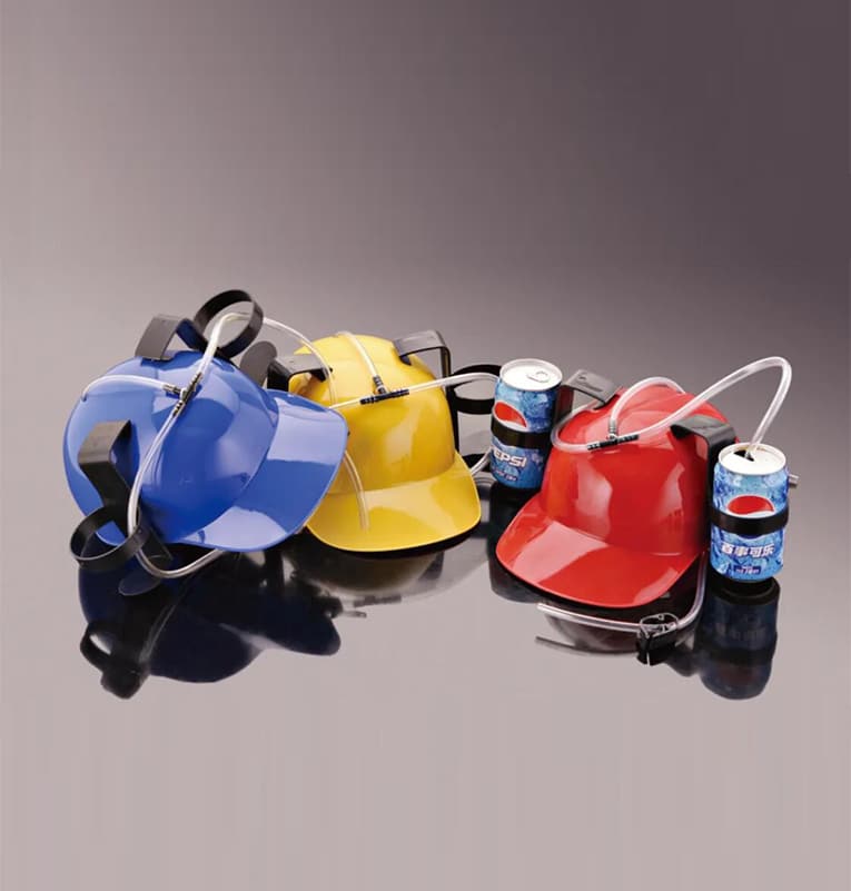 Drikkehjelm med sugerør