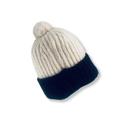 Trendy strikhue med kvast og foldekant