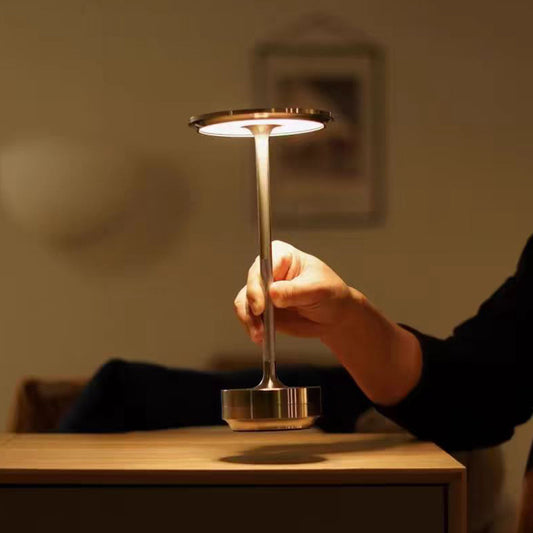 Elegante trådløse bordlamper med USB-opladning og fleksibel belysning.