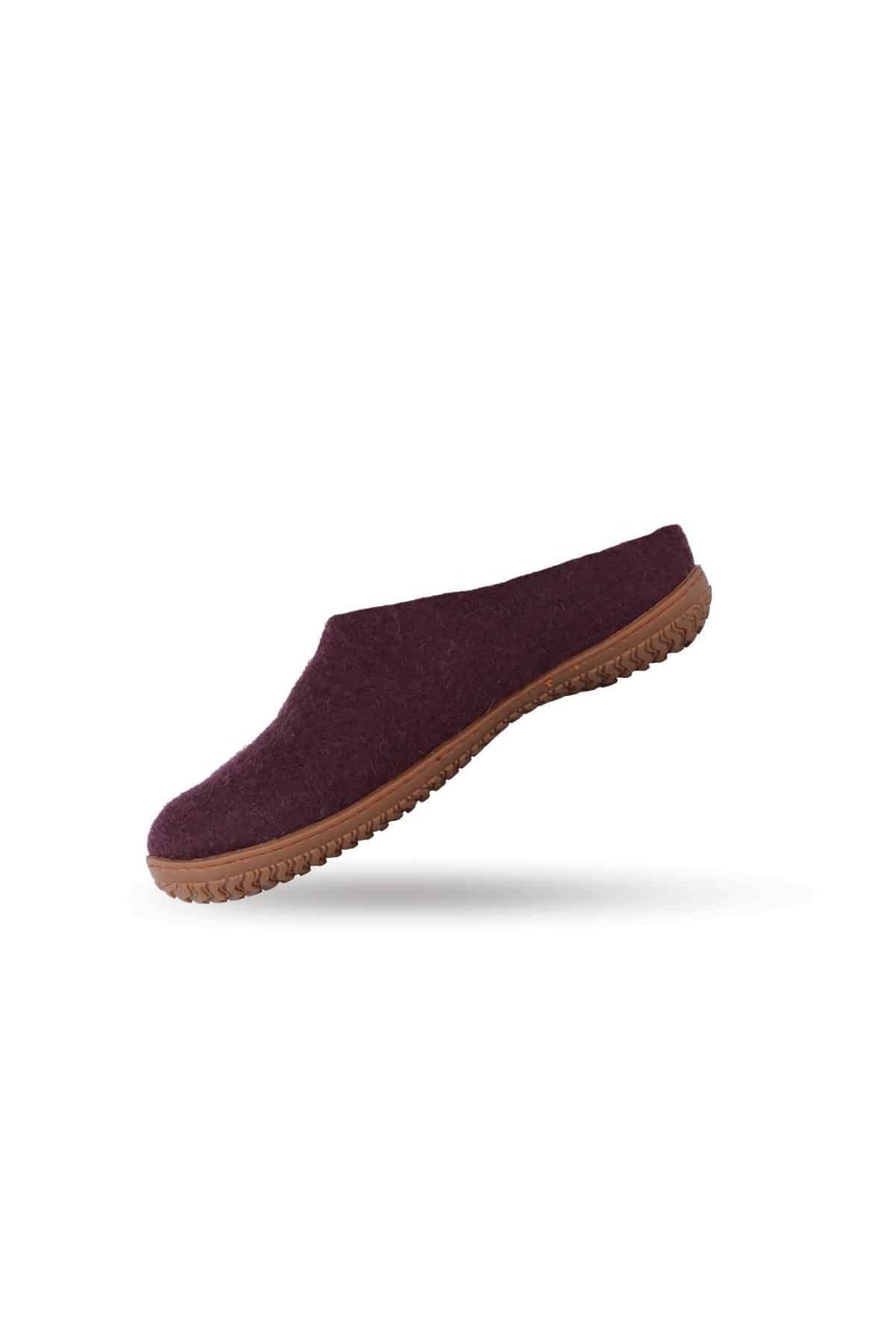 Håndlavede lilla uld sutsko fra Shus.dk, lavet af 100% New Zealandsk uld, sikrer varme og komfort. uden hælkap og med natur gummisål. Dansk design.