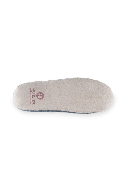 Denim uldhjemmesko fra SHUS.dk – håndlavet af 100% New Zealandsk uld, uden hælkap, ruskindssål, og ideelle til alle årstider.