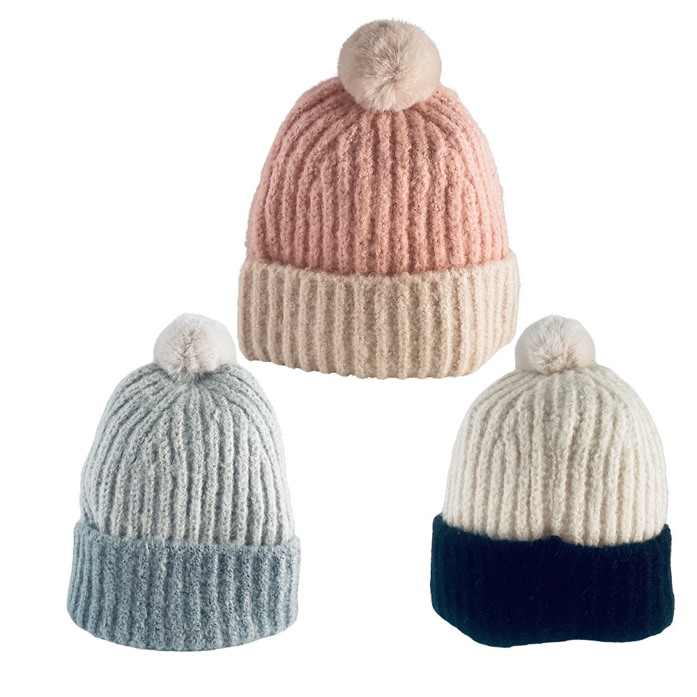 Trendy strikhue med kvast og foldekant