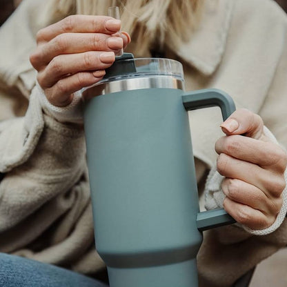 Tumbler termokop 1200 ml med håndtag, låg og sugerør (perfekt til kold/varm drikke)